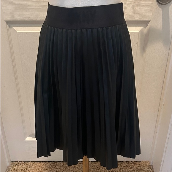 DKNY Black Faux Leather Pleated Skirt in Size Small - Picture 4 of 10